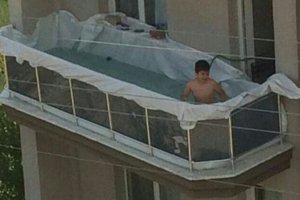 El niño bañándose en la piscina improvisada./ TWITTER