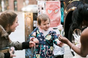 Momento en el que la pequeña ve a la novia. / Imgur