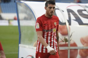 Fran Vélez tras un partido en el Mediterráneo.