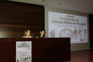 Carmen Vidal e Isabel Marín durante la presentación de la jornada sobre las pensiones en Almería.