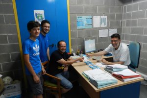 Aficionados del CD El Ejido retirando sus abonos.