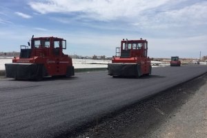Trabajos  de asfaltado en la Variante de Roquetas de Mar.