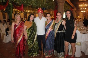 Mari Ángeles Arráez, responsable de la ONG Asha-Kiran; y el gerente del Restaurante Casa Rafael, Rafael Calatrava; con Mª José, Isabel, Vicki y Hermi
