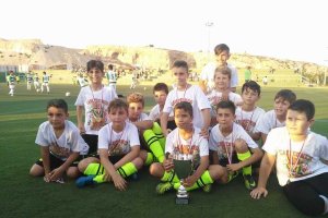 Los canteranos del Pavía celebrando el título.