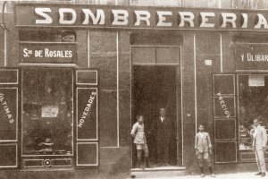 Sombrerería "Rosales y Ulibarri" en la calle Las Tiendas, donde llegaron a convivir una docena de negocios del ramo.