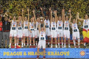 Las campeonas en el podio.