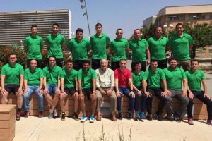 Martín Doblado posa con sus entrenadores.