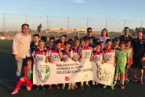 Juanjo Segura entregó medallas y copas a los equipos.