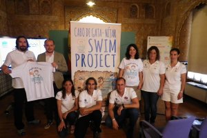 Serafín Jiménez, Antonio Aroca y Antonio Martínez con los cinco nadadores del club de natación de Almería.