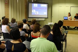 Presentación de los datos obtenidos en la encuesta por parte de la concejala de Servicios Sociales, Delia Mira.