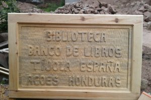 Olaca con el nombre de la biblioteca hondureña.