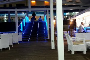 Acceso al chiringuito desde el paseo marítimo, a través del hueco realizado en la baranda. (Foto de la página de Facebook del restaurante)