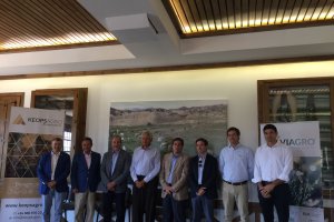 El gerente de Keops Agro (Francisco del Águila, cuarto por la izquierda) acompañado por representantes de la Junta de Andalucía, CAAE, y los ponentes