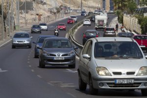 Caravana de vehículos en una carretera de Almería