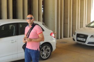 Alfonso García Piñero llegando a sus despacho en el Almería.