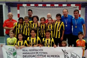 Los campeones con la pancarta de la FAF.