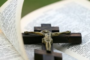 Un crucifijo sobre un libro.