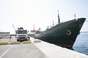 Proa del buque San Trela en el Puerto de Almería