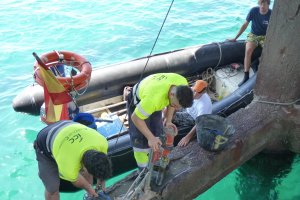 Trabajadores tomando muestras en el Cable Francés