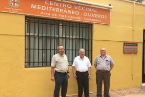 El presidente de la asociación de vecinos con dos miembros de la Junta Directiva.