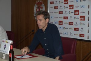 Corona en rueda de prensa.