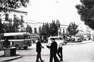 Un autobús de los años cincuenta entrando en la Puerta de Purchena.