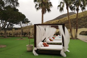 El Camping Los Escullos está situado en pleno Parque Natural Cabo de Gata-Níjar, entre los pueblos de San José y Rodalquilar.