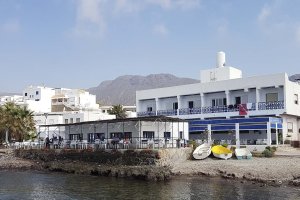 Este pequeño y humilde restaurante a orillas del Mediterráneo lleva casi 50 años ofreciendo el sabor de la tradición a sus comensales.