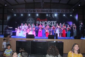 Adelaida Magaña y Luz Montoya; con el alcalde y los concejales de su equipo de gobierno; y las Reinas y Damas de las Fiestas de 2016 y 2017 infantile