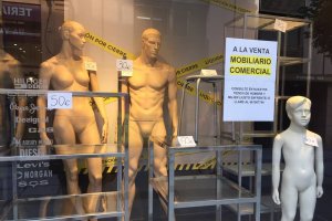 Escaparates   vacíos de Marín Rosa en calle Reyes Católicos.