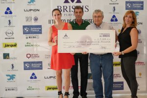 Solidaridad en forma de cheque en el Torneo Briseis.