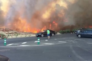 Naves del Polígono San Rafael en llamas.