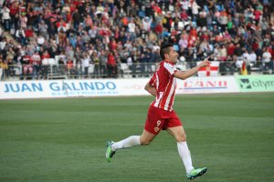 Charles se aleja del Almería.