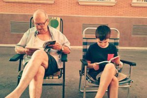 Entrañable imagen de un abuelo y su nieto.