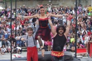 Circo de Calle con Kanbahiota en la capital y El Toyo