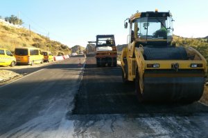 Máquinas trabajando sobre la carretera entre Oria y Partaloa.