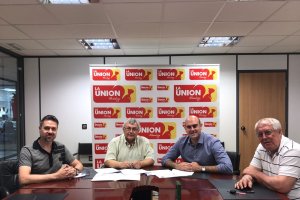 Imagen de la firma del convenio entre Cáritas y La Unión.