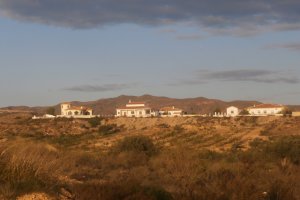 Viviendas alegales situadas en las proximidades del paraje albojense de La Aljambra.