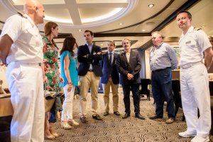 Mandos de la tripulación del buque Riviera reciben este viernes Carolina Lafita, Trinidad Cabeo, Ramón Fernández-Pacheco, Guillermo Casquet, Alfredo 