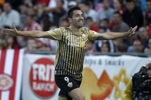 Charles celebrando un gol en Montilivi al Girona.