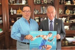 José Juan Rubí y Gabriel Amat con el cartel del triatlón.