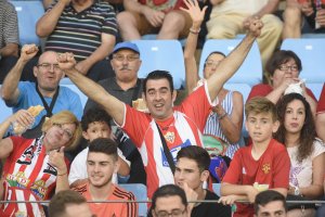 Ambiente de fiesta para vivir la LFP en Almería.