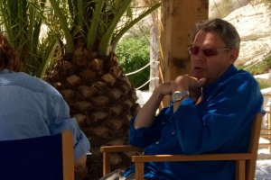 El empresario  sueco durante un momento de la entrevista en el Real Beach Club que ha abierto este verano a todo el público.