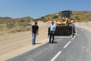 Concejales huercalenses supervisando las obras de mejora en una de las carreteras.