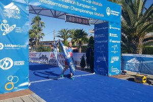 Jairo cruzando la meta.