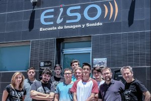 Evaristo Martínez con alumnos de EISO y su director, Luis Serrano.