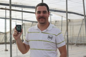 Marcos Ortega, con una Raspberry Pi3 para proyectos basados en inteligencia artificial.