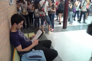 Estudiantes en uno de los pasillos de la UAL.