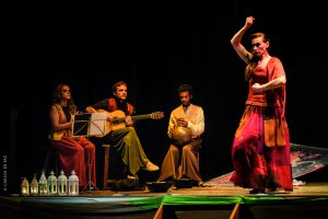 Teatro y flamenco se dieron la mano en la Alcazaba con "Antígona a contratiempo".