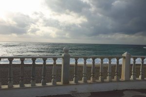 Baranda de mármol del paseo del Malecón de Garrucha (Foto: Edmundo García)